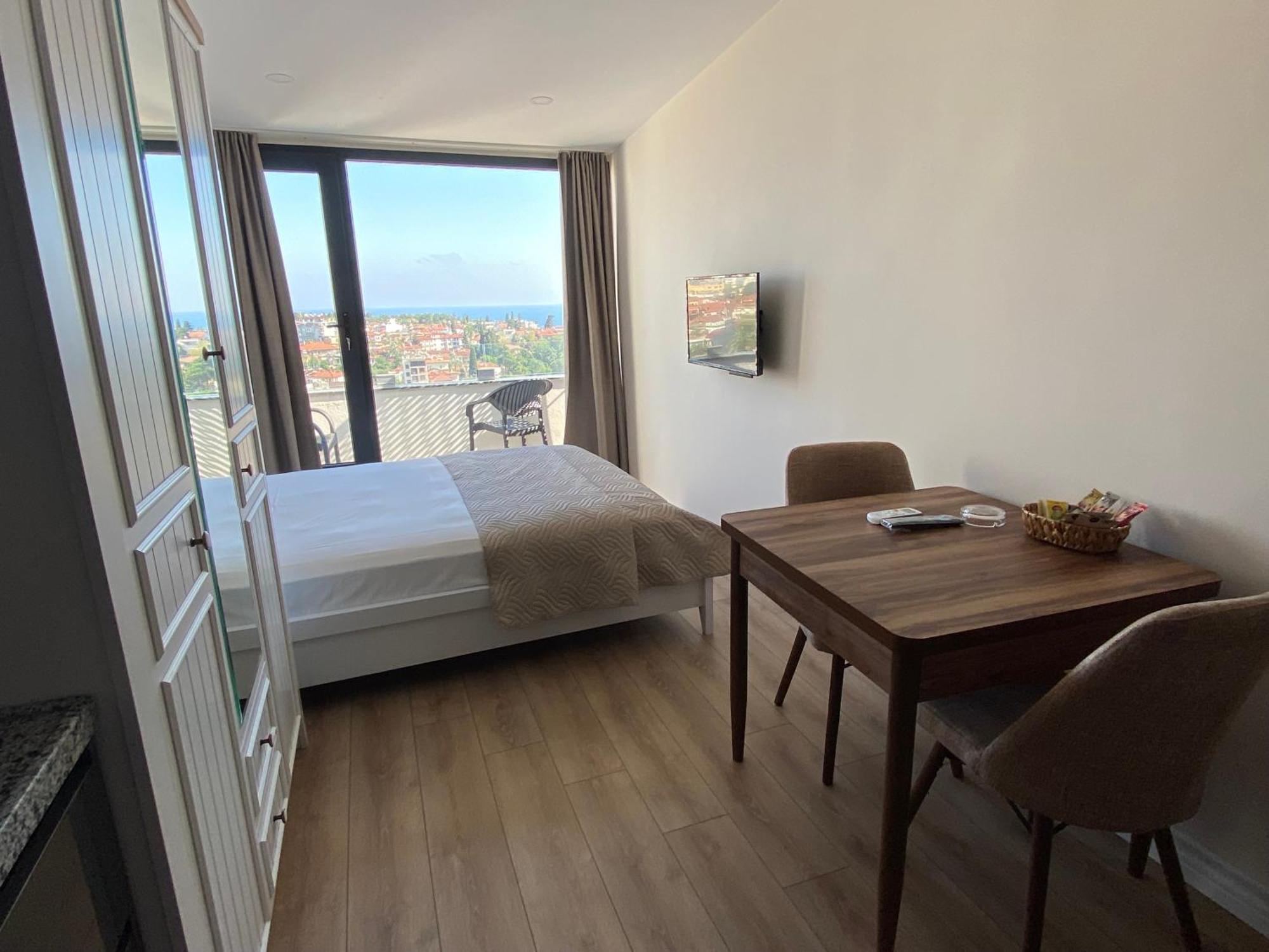 Royal Homes 702 Hotel *