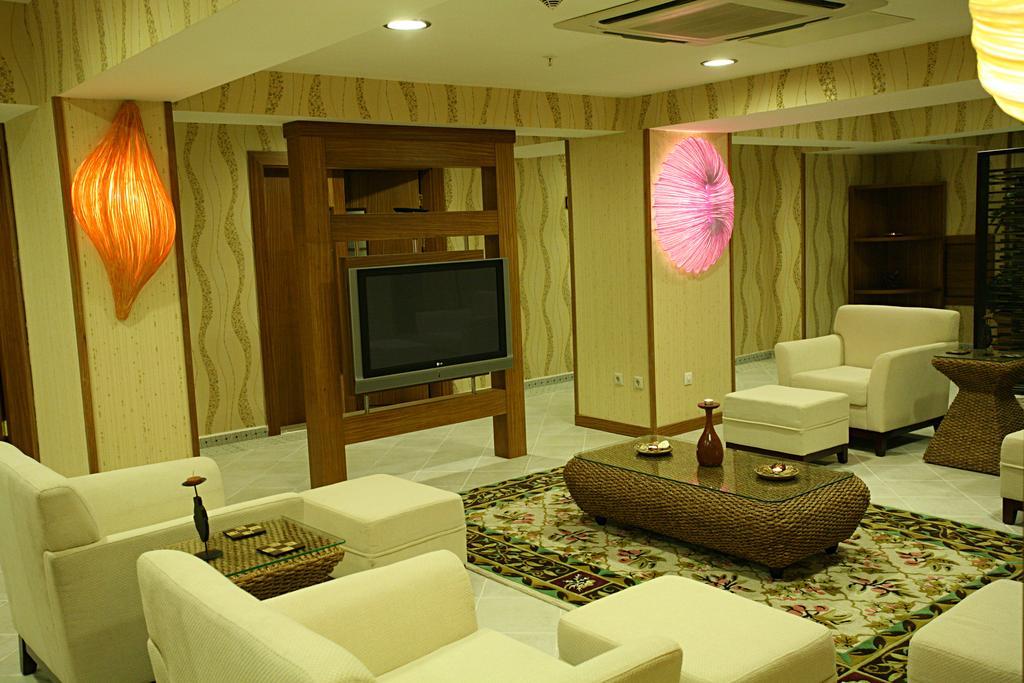 Latanya Palm &