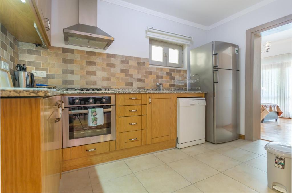 Ani Aparthotel 3*