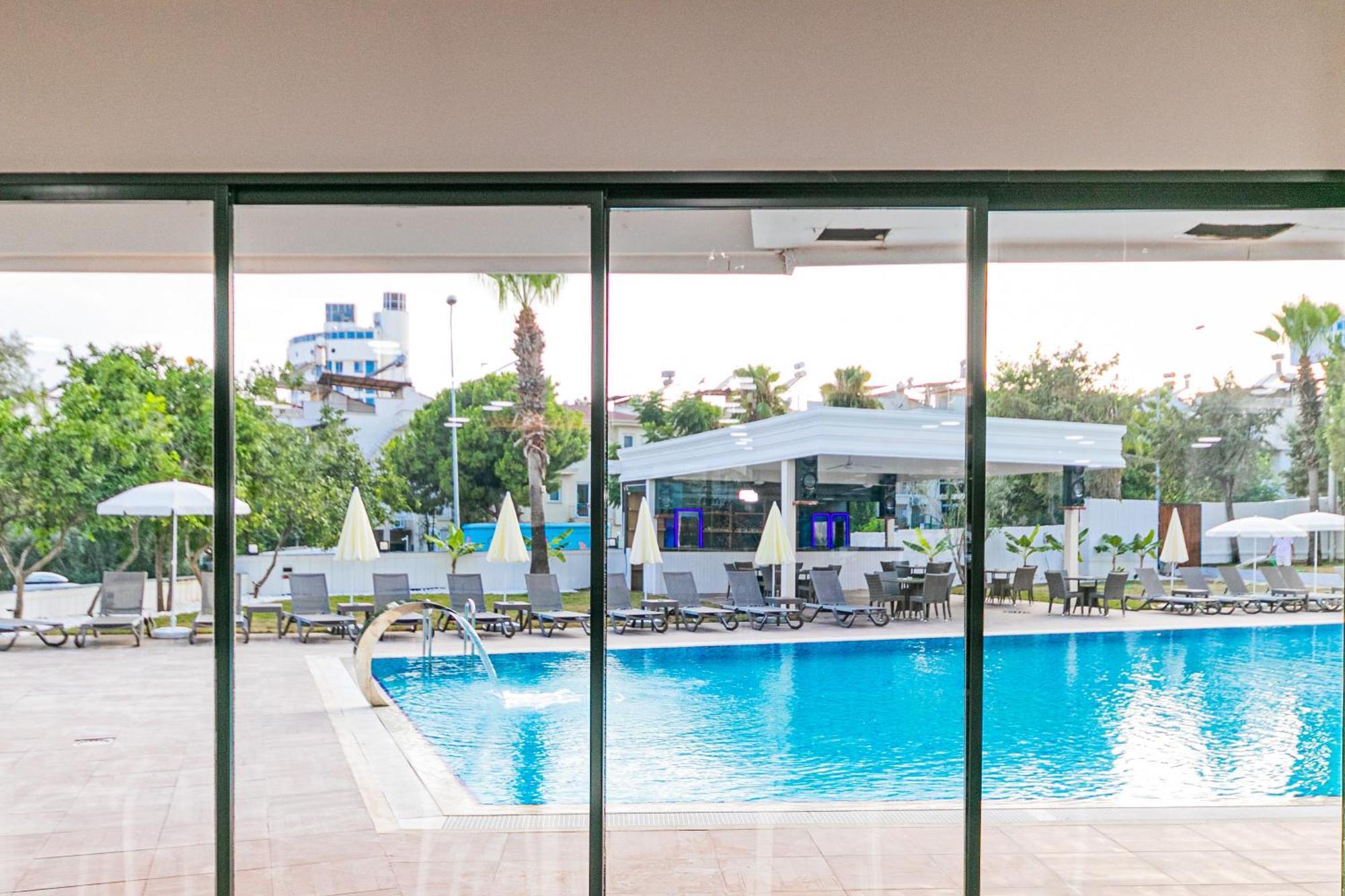 Otel Lara World 3*