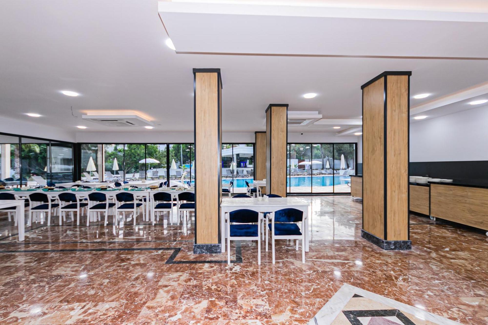 Otel Lara World 3*