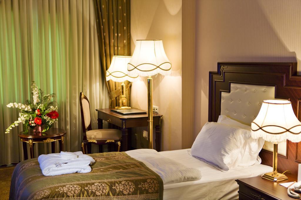 Latanya Palm 4*